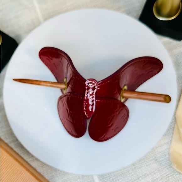 EUC Rare Louis Vuitton Burgundy Monogram Vernis Conte de Fees Butterfly Hair Pin - Picture 6 of 17
